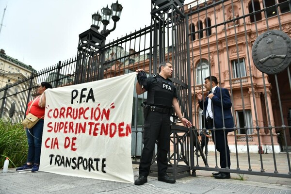 警察指控领导层腐败并将自己锁在玫瑰宫围栏上