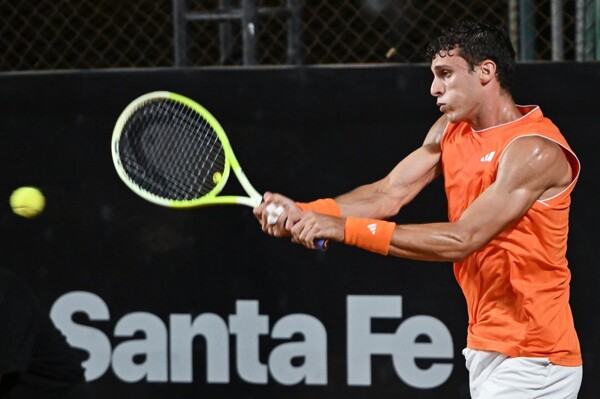 阿根廷选手塞伦多洛克服戏剧性时刻晋级罗萨里奥挑战赛四强