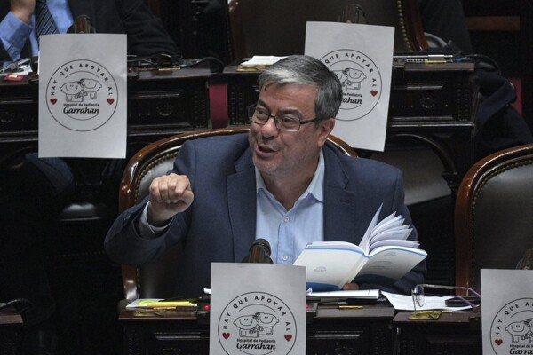 Peronist leader says conditions not in place for Milei's budget veto