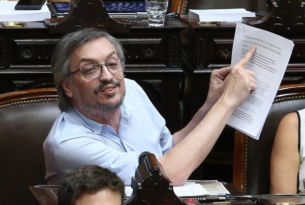 Аргентинский политик критикует ответ правительства на соглашение с МВФ и обсуждает обвинения в сексуальном насилии