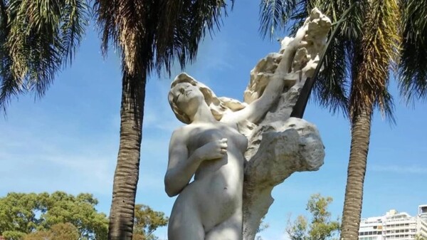 布宜诺斯艾利斯的“La Cigale”雕塑：美好时代的杰作