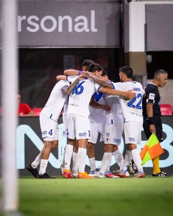 Велес Сарсфилд одержал победу над Эстудиантес