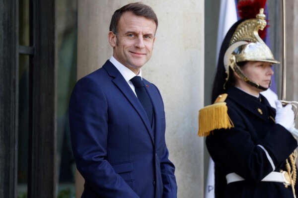 Macron visits Argentina for a meeting with Milei