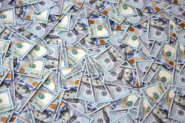 Official Dollar in Argentina Falls Again