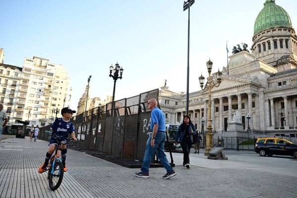 Extensive Security Measures Ahead of Retirement Protests