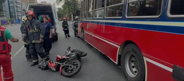 Young man injured in collision with bus in Buenos Aires