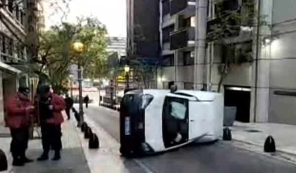 Автомобиль перевернулся в районе Ретиро в Буэнос-Айресе