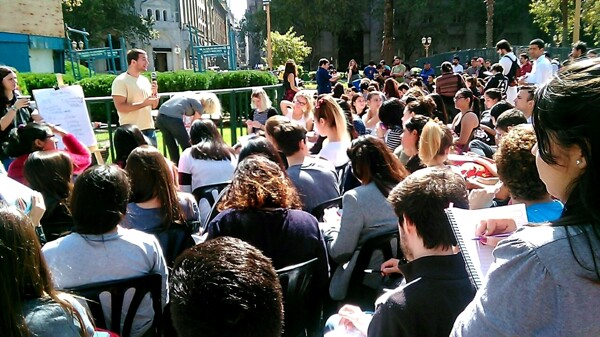 Public classes in Plaza de Mayo during national strike