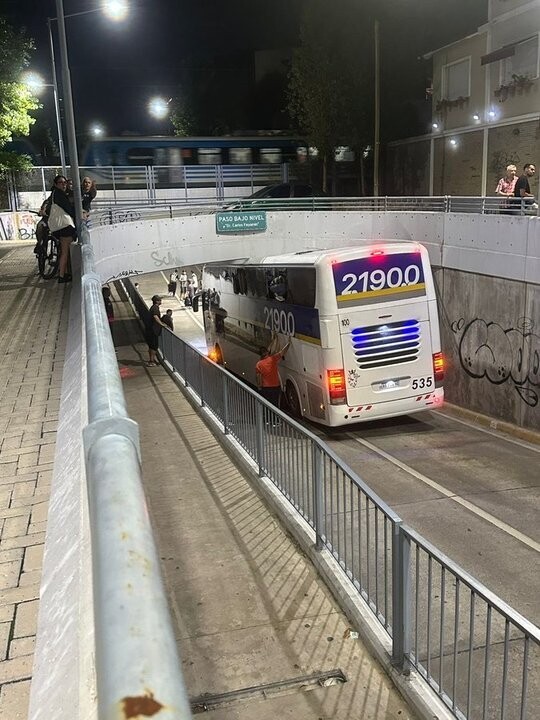 Автобус с болельщиками застрял в Буэнос-Айресе после матча