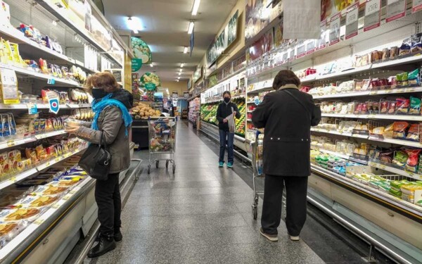 Супермаркеты остаются открытыми с умеренным соблюдением персоналом