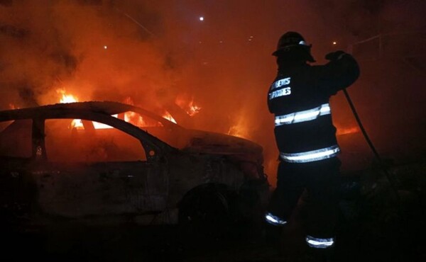Пожар четырех автомобилей недалеко от полицейского участка в Росарио
