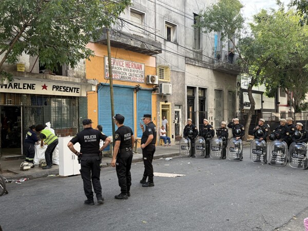 Полицейские выселили 10 семей из дома в Буэнос-Айресе