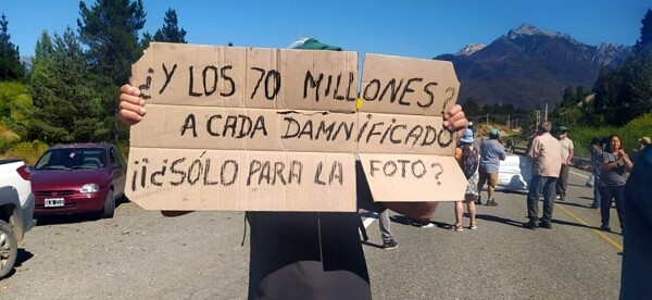 Epuyén women block road in protest against government inaction