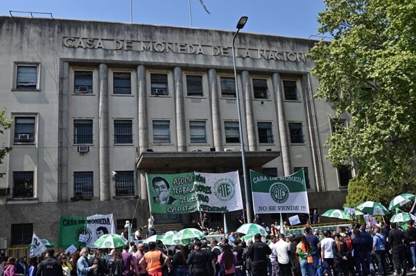 Протест против закрытия Casa de Moneda в Аргентине