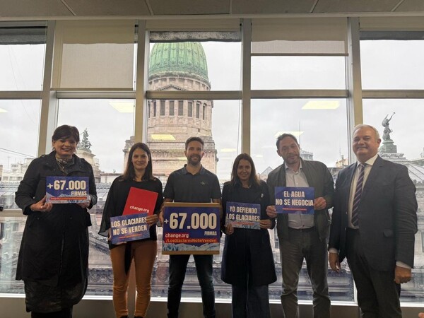 Professor delivers petition against Glacier Law reform to deputies in Argentina