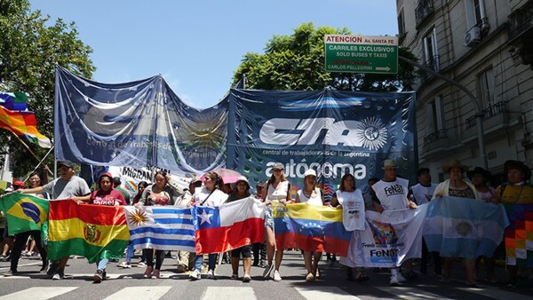 布宜诺斯艾利斯的书籍分析拉丁美洲进步主义危机