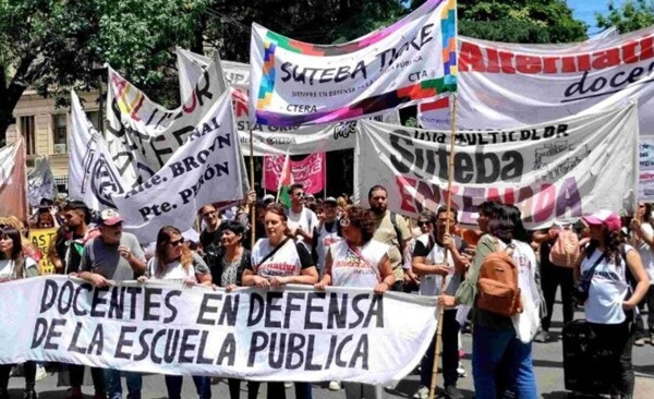 Teachers Protest for Salary Increase in Buenos Aires