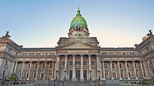 Правительство Аргентины рассматривает внеочередную сессию парламента