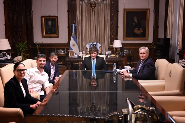 Argentine President Meets with Released Hostages
