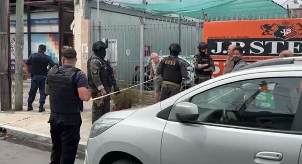 男子在圣胡斯托将自己困在皮卡中