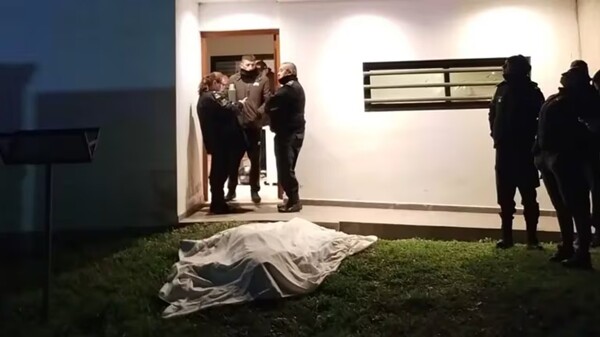 Полицейский защищается от жесткого ограбления в Сити-Белл, Аргентина