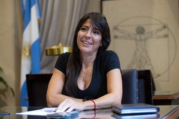 UCR议员团团长帕梅拉·韦拉赛捍卫米莱政府的路线