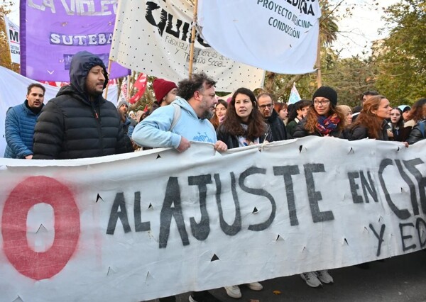 Студенты протестуют противCuts в образовании при Милеи