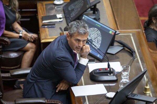 Менем обвинил оппозицию и Кинтела в атаках на демократию