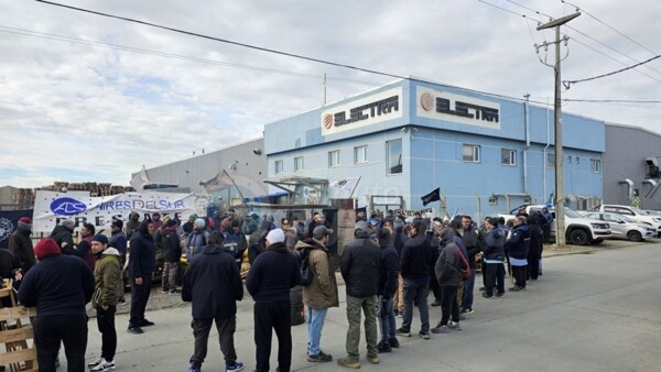 Trabajadores toman una fábrica fueguina por impagos