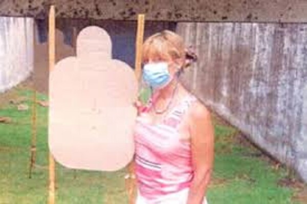 Женщина предлагает пистолет для убийства бывшего президента в шутку