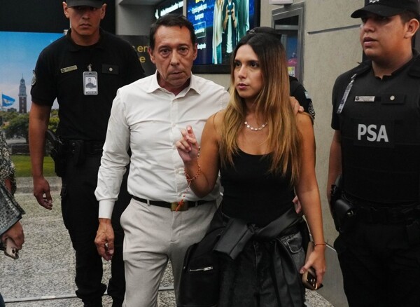 Отец адвоката Паэс сожалеет о видео с жестами