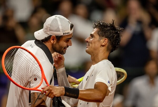 阿根廷网球选手费德里科·科里亚在阿根廷公开赛上输给贝雷蒂尼