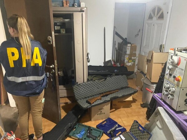 Successful Operation in Rosario: 8 Arrested and 122 Weapons Seized