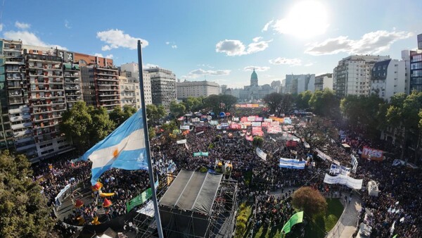 Массовые протесты в Аргентине против сокращения финансирования университетов