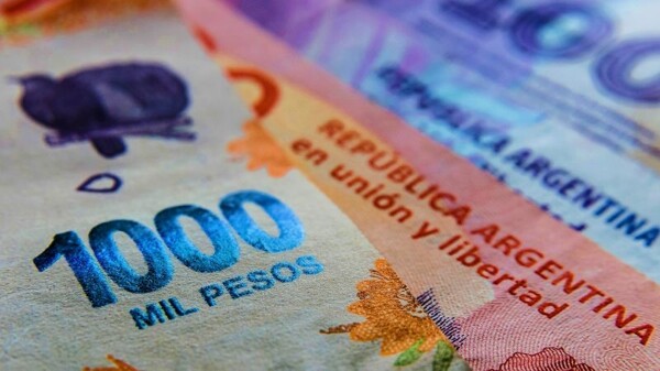 Аргентина увеличивает минимальную зарплату на 15% на апрель и май