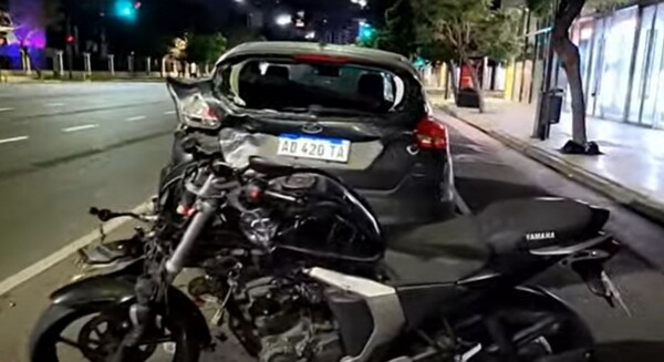 Дорожное происшествие: мотоцикл столкнулся с припаркованным автомобилем в Нуниесе, Буэнос-Айрес