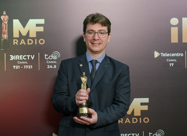 Ариэль Тарико получает шестую премию Мартин Фьерро за юмористический труд