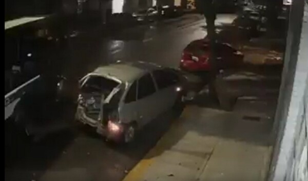 布宜诺斯艾利斯公交车撞上两辆汽车