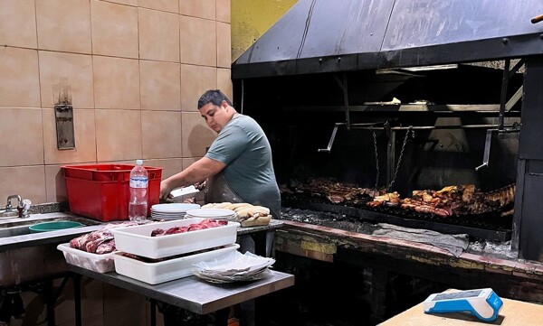 Популярный гриль в Монсеррате предлагает доступные варианты мяса