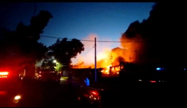 Крупный пожар на пластиковой фабрике в Ломас-де-Самора