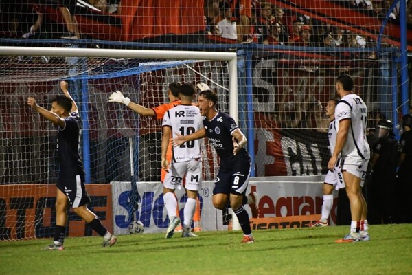 纽维尔老男孩队输给阿卡苏索队，被淘汰出阿根廷杯