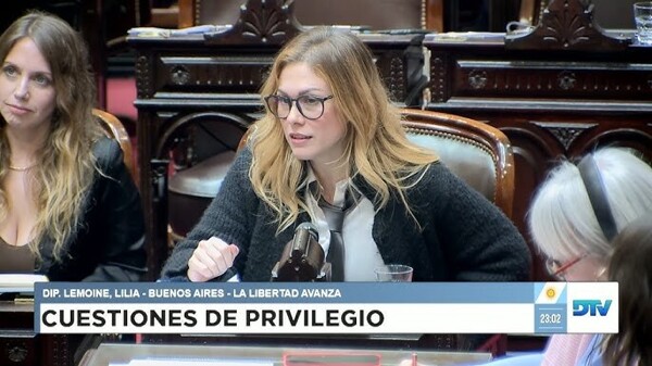 阿根廷议会掌声：意外支持反对派倡议