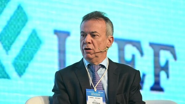 Argentine Economist Warns of Precarious Balance in the Economy