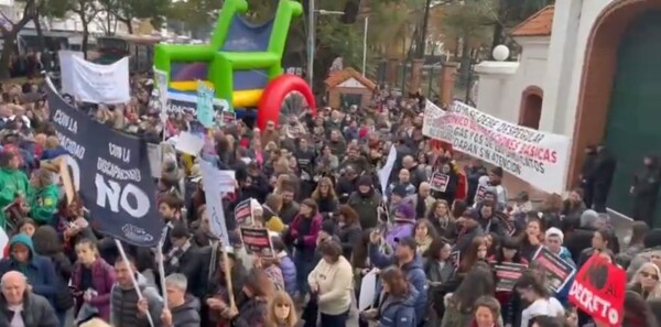 Протест против возможной реформы системы инвалидности в Аргентине