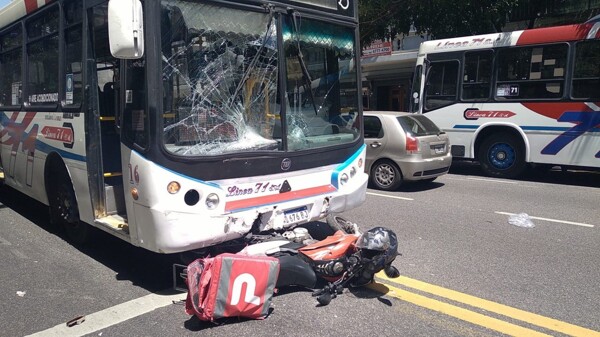 В Буэнос-Айресе автобус сбил курьера