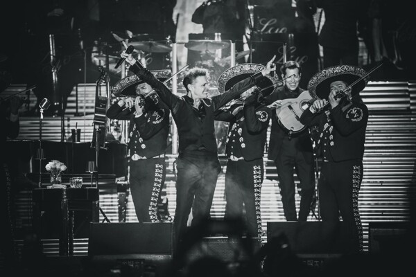 Луис Мигель выпустил более 20 студийных альбомов