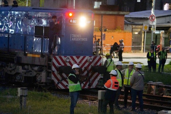 В Буэнос-Айре сошёл с рельсов поезд
