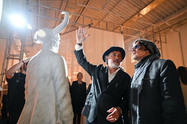 Предприниматель Хорхе «Корчо» Родригес представил свою первую художественную выставку Джонни Деппу