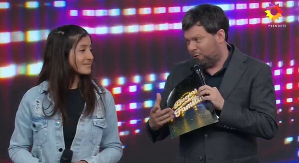 12-летняя девочка из Аргентины спела на лечение сестры