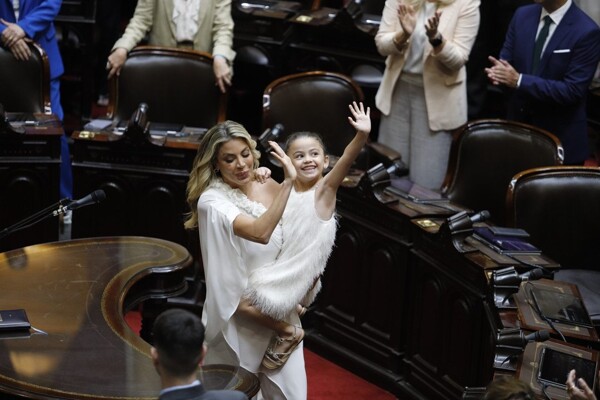 Присяга Вирджинии Галльярдо в Палате депутатов Аргентины